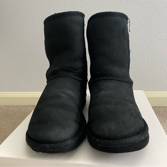Ugg Classic Short Black Boots size 7. Used condition - Picture 4 of 11